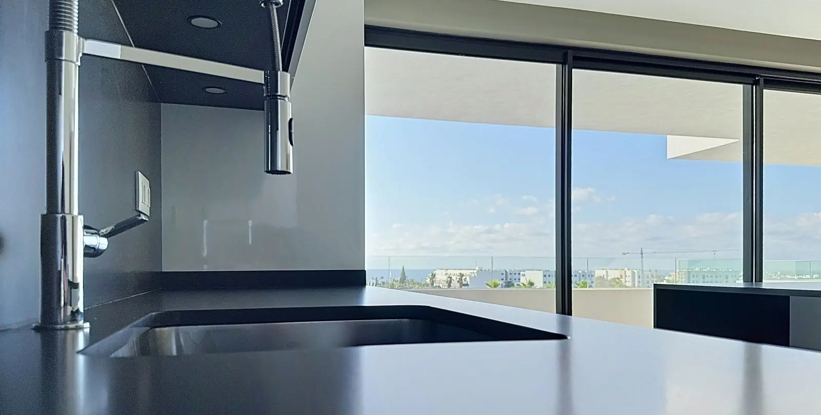 Venta de apartamento en planta media en Estepona 46
