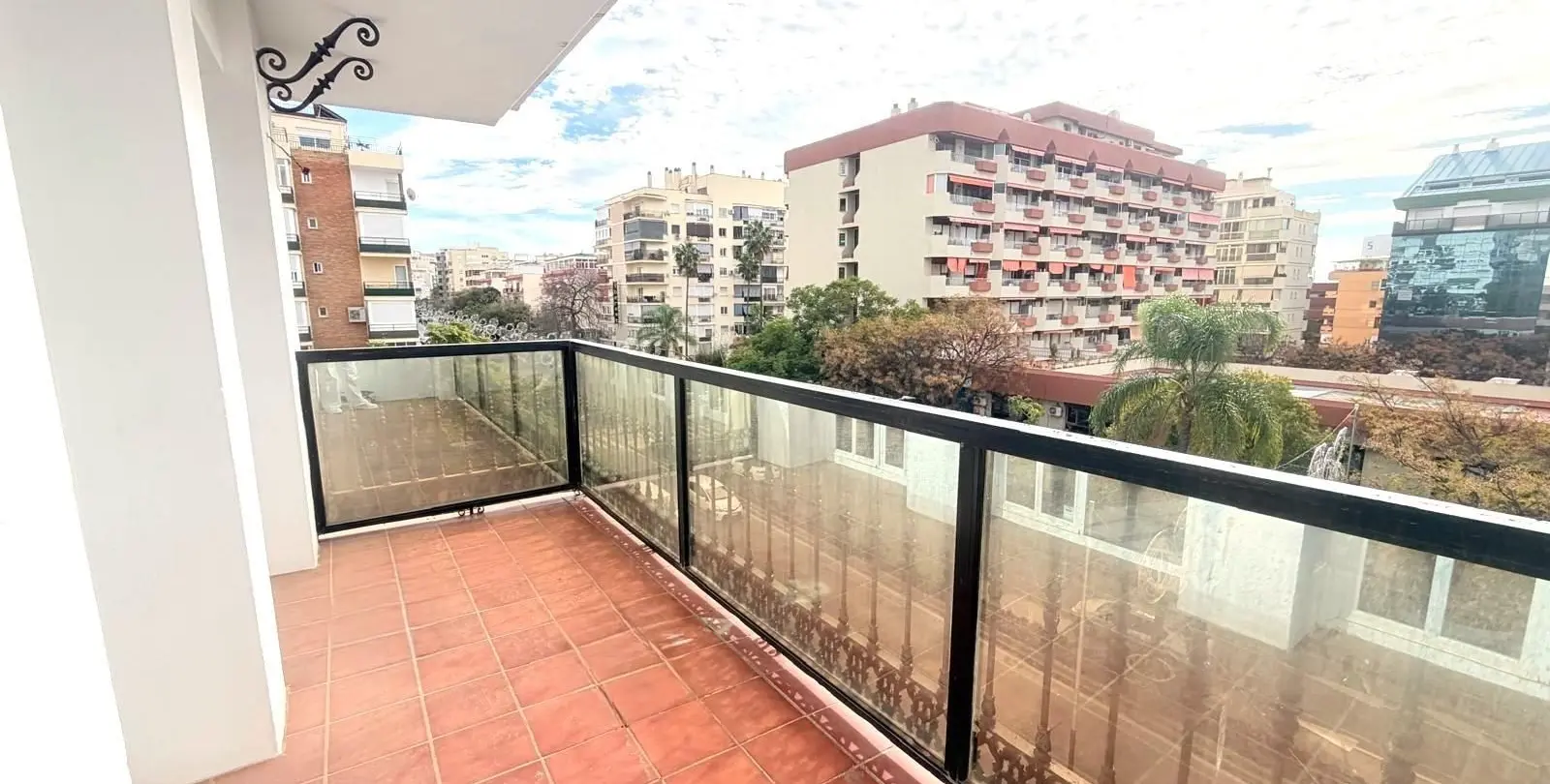 Sale of middle floor apartment in Marbella 2