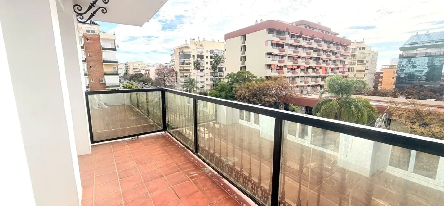 Sale of middle floor apartment in Marbella 1