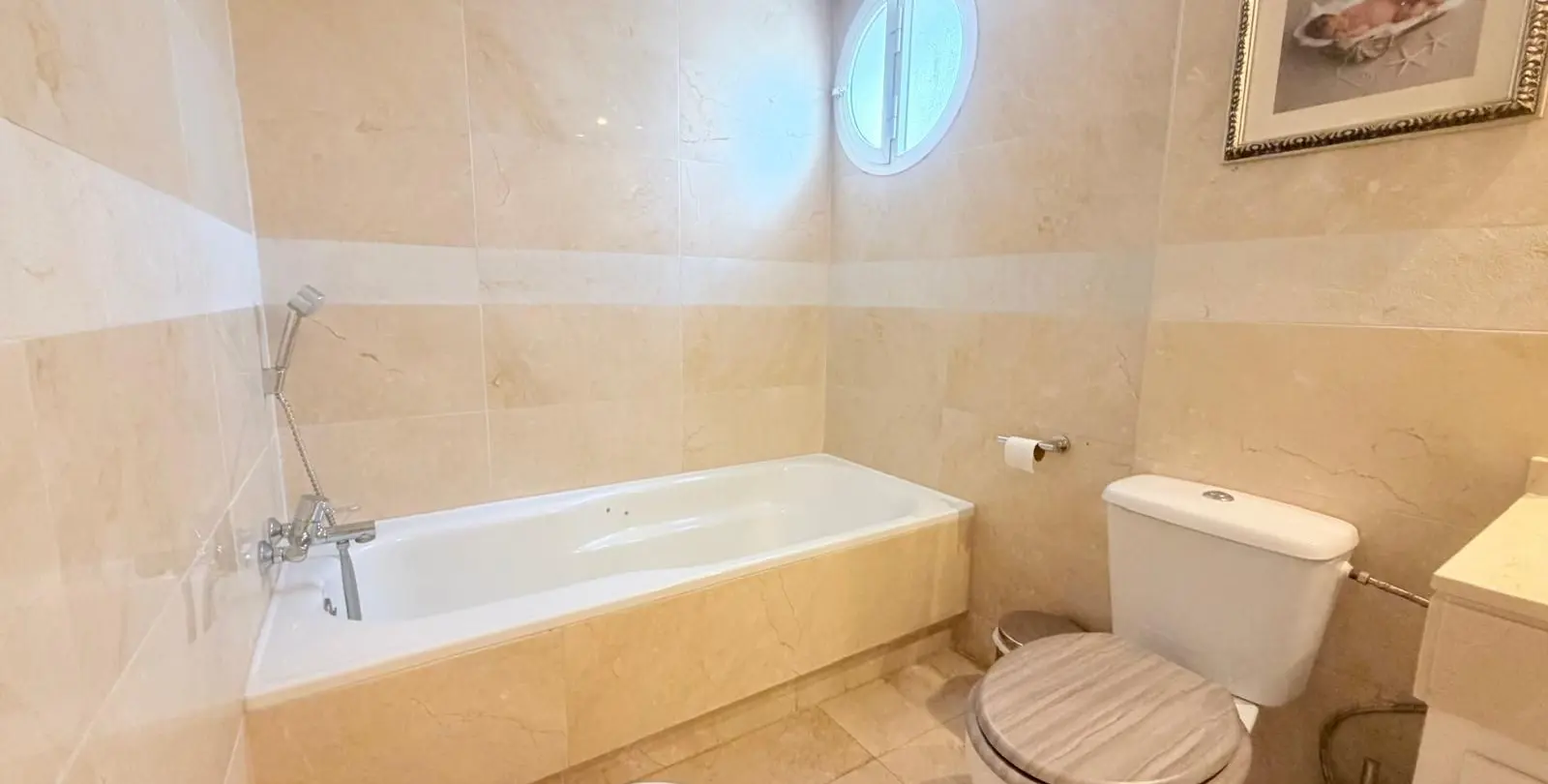 Sale of middle floor apartment in Marbella 12