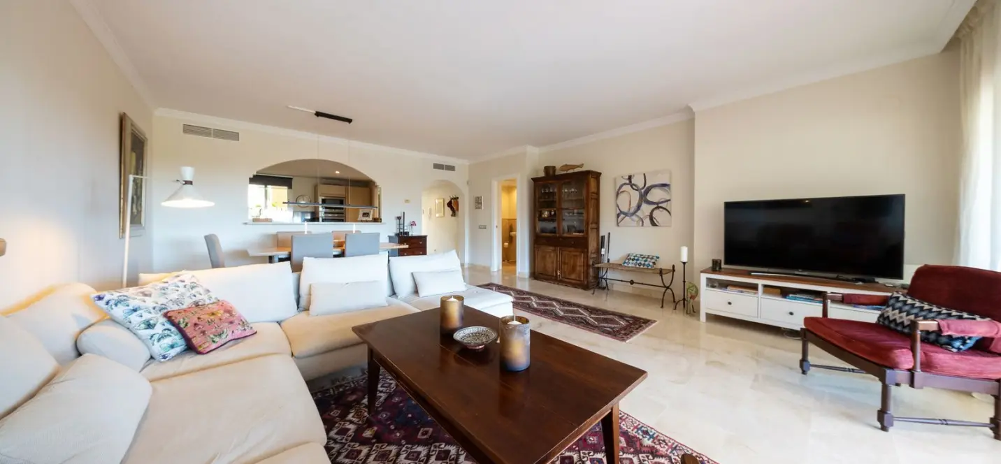 Sale of middle floor apartment in Atalaya 4
