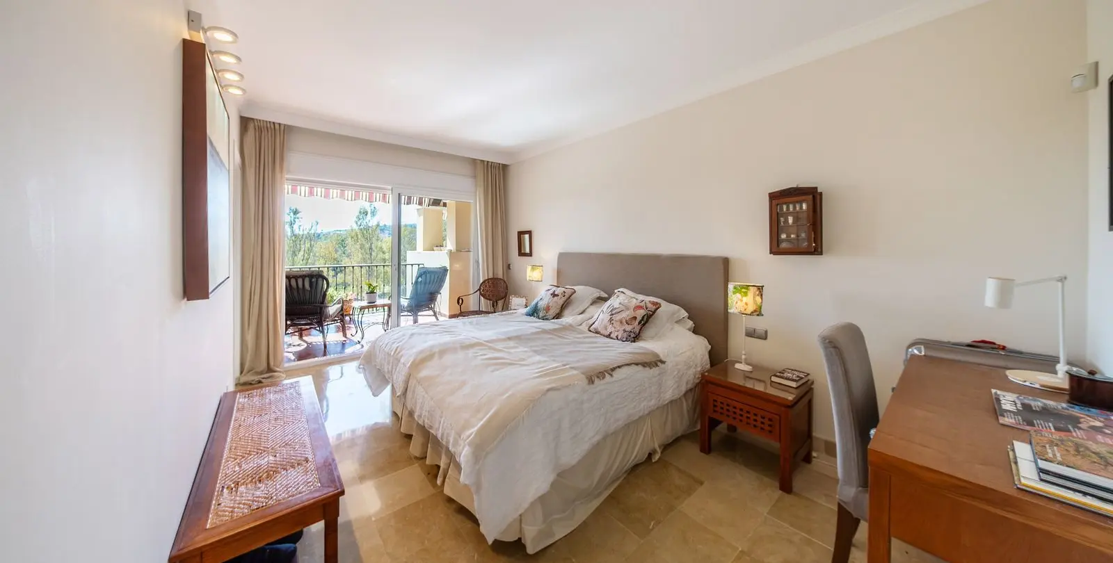 Sale of middle floor apartment in Atalaya 6