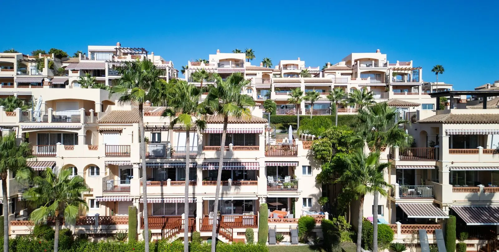Sale of middle floor apartment in Atalaya 12