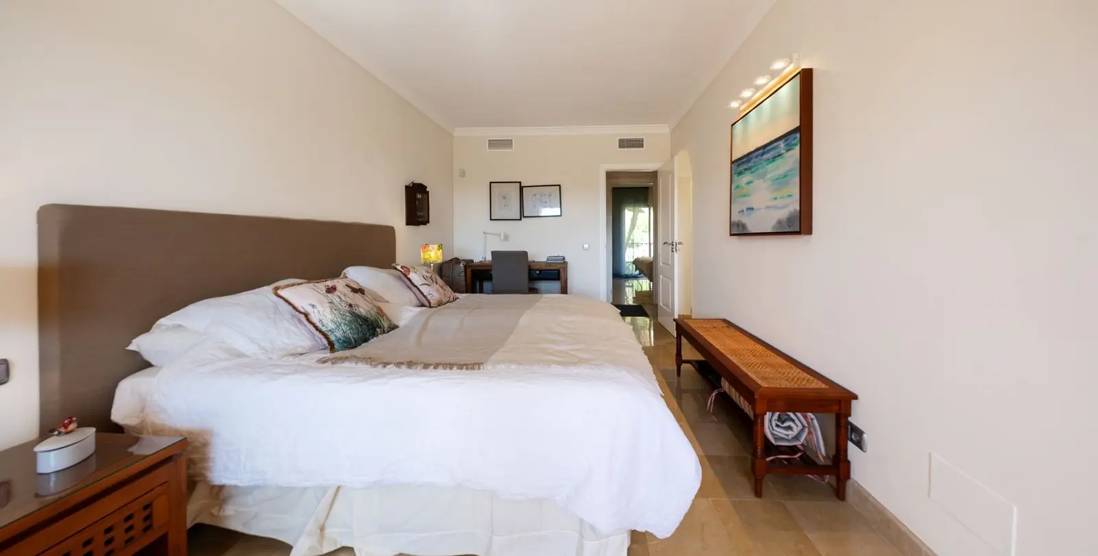 Sale of middle floor apartment in Atalaya 20