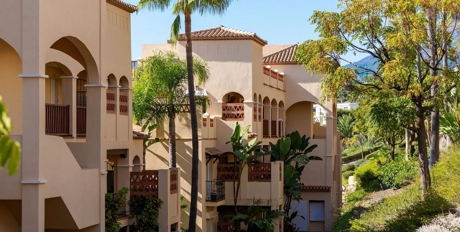 Sale of middle floor apartment in Atalaya 42