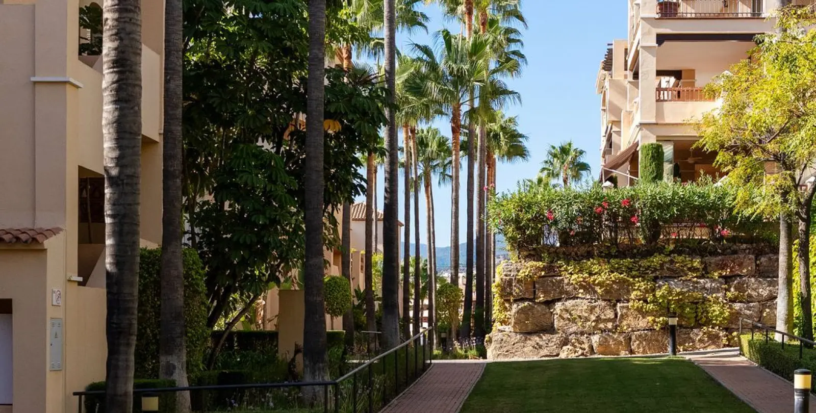 Sale of middle floor apartment in Atalaya 53
