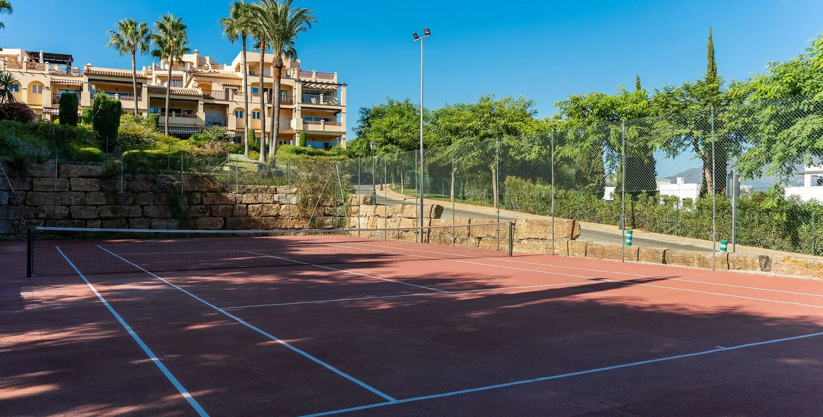 Sale of middle floor apartment in Atalaya 59