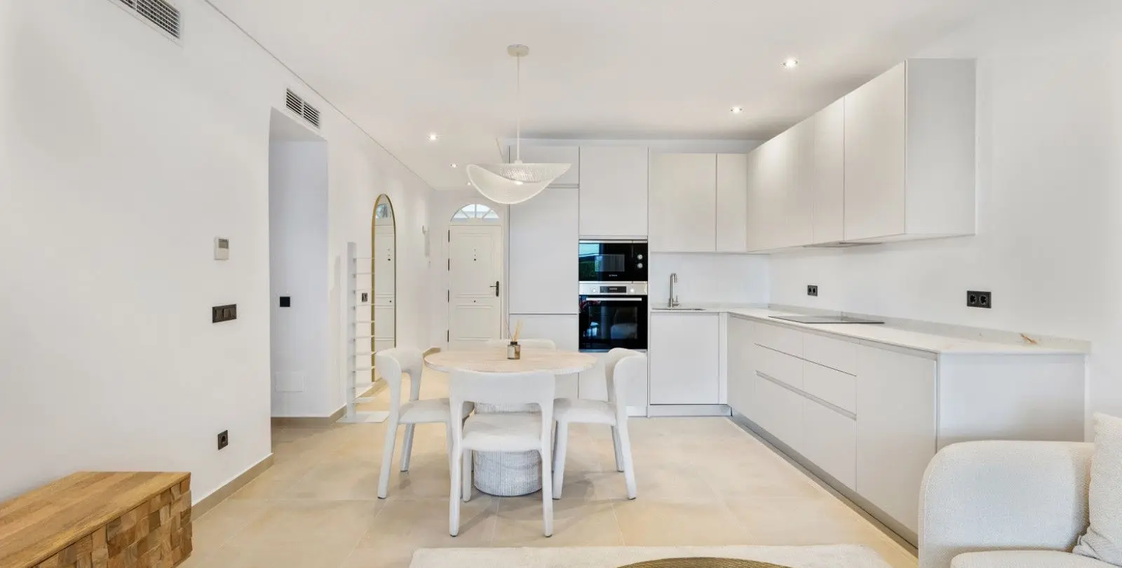 Sale of middle floor apartment in Nueva Andalucía 1