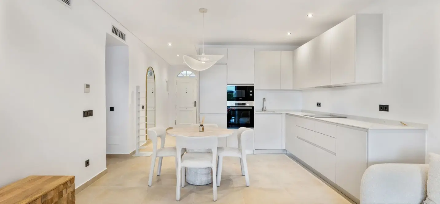 Sale of middle floor apartment in Nueva Andalucía 0