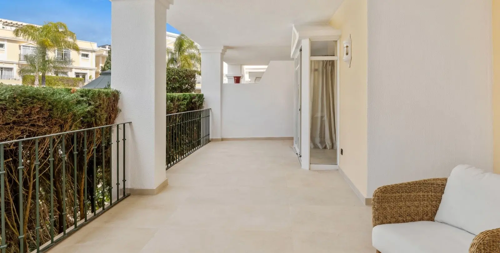 Sale of middle floor apartment in Nueva Andalucía 2