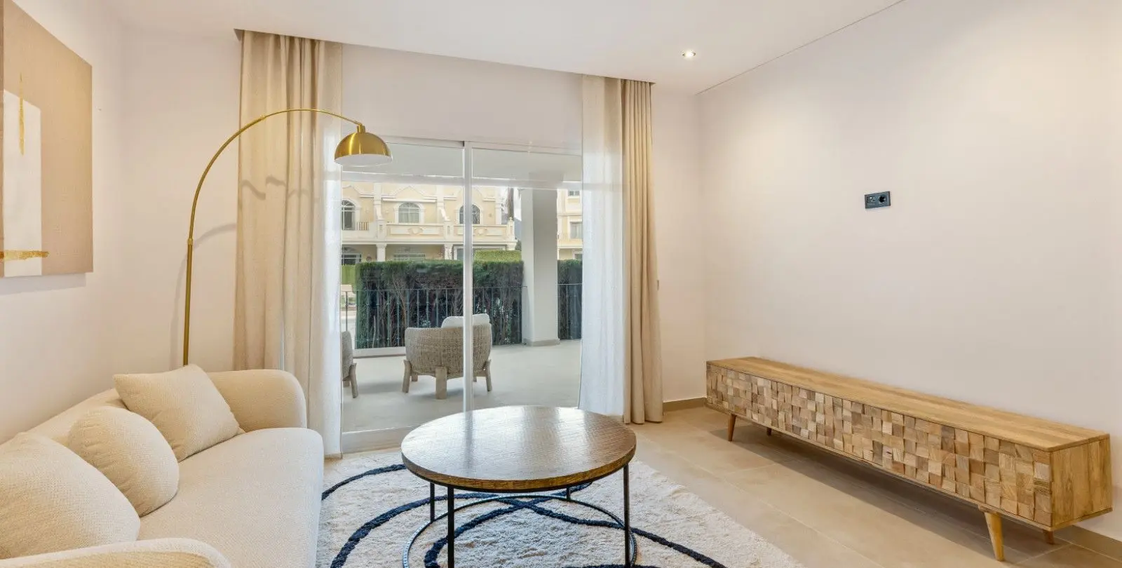 Sale of middle floor apartment in Nueva Andalucía 3