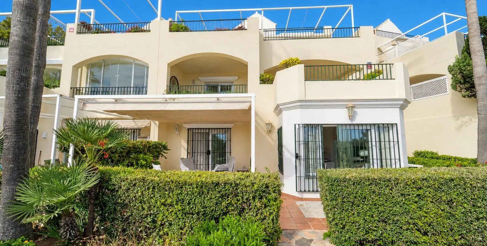 Sale of ground floor apartment in Elviria 25