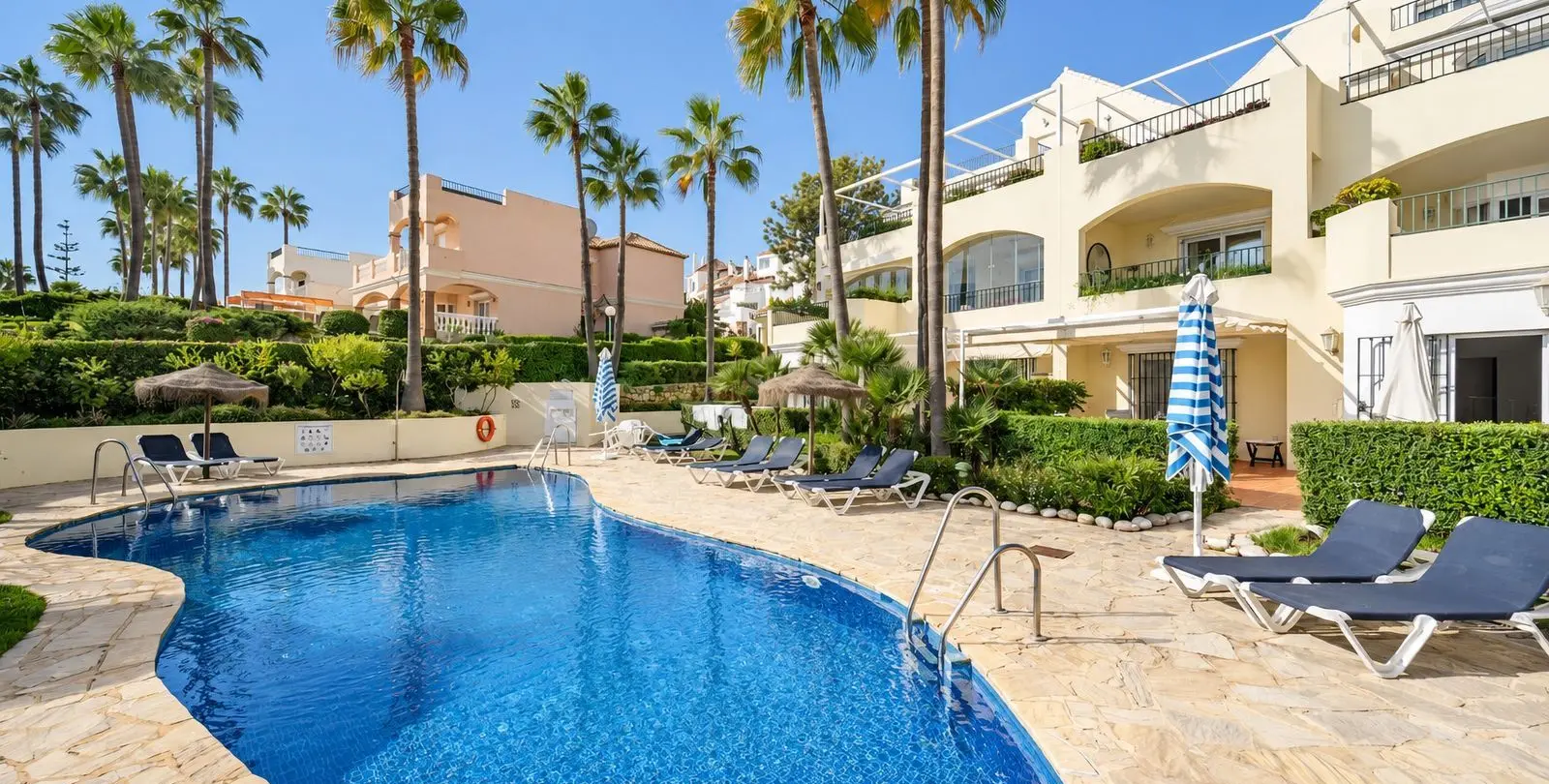Sale of ground floor apartment in Elviria 26