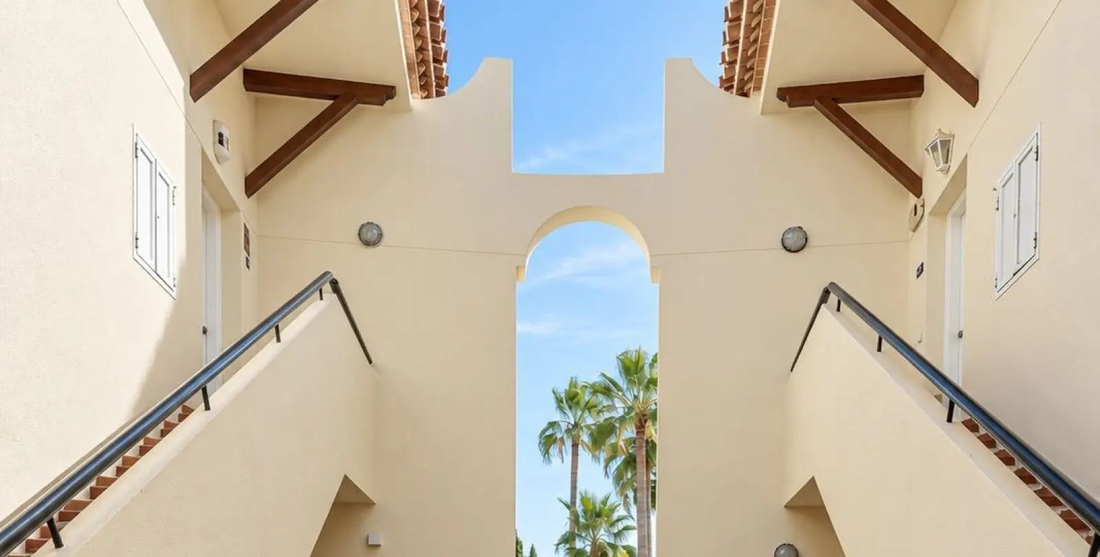 Sale of ground floor apartment in Elviria 28