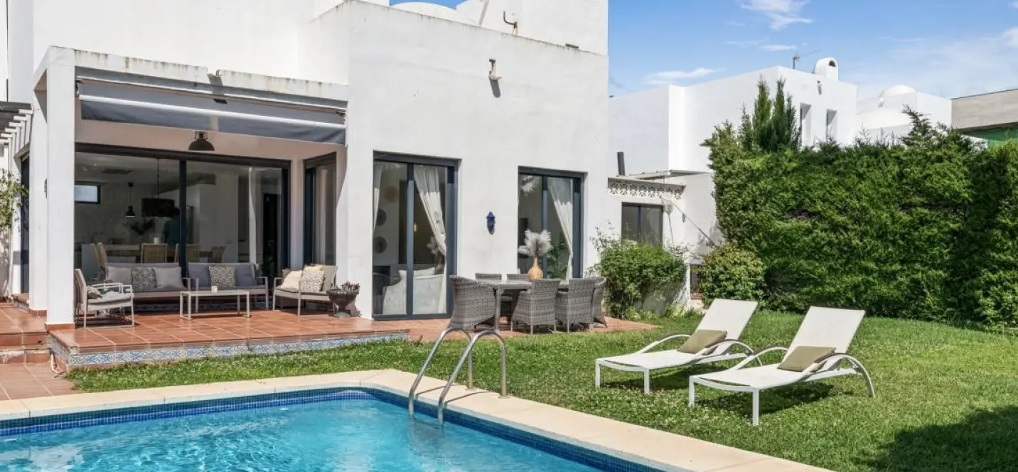 Venta de villa independiente en Nueva Andalucía 0