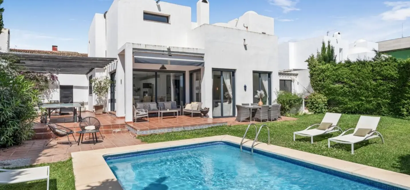 Venta de villa independiente en Nueva Andalucía 4