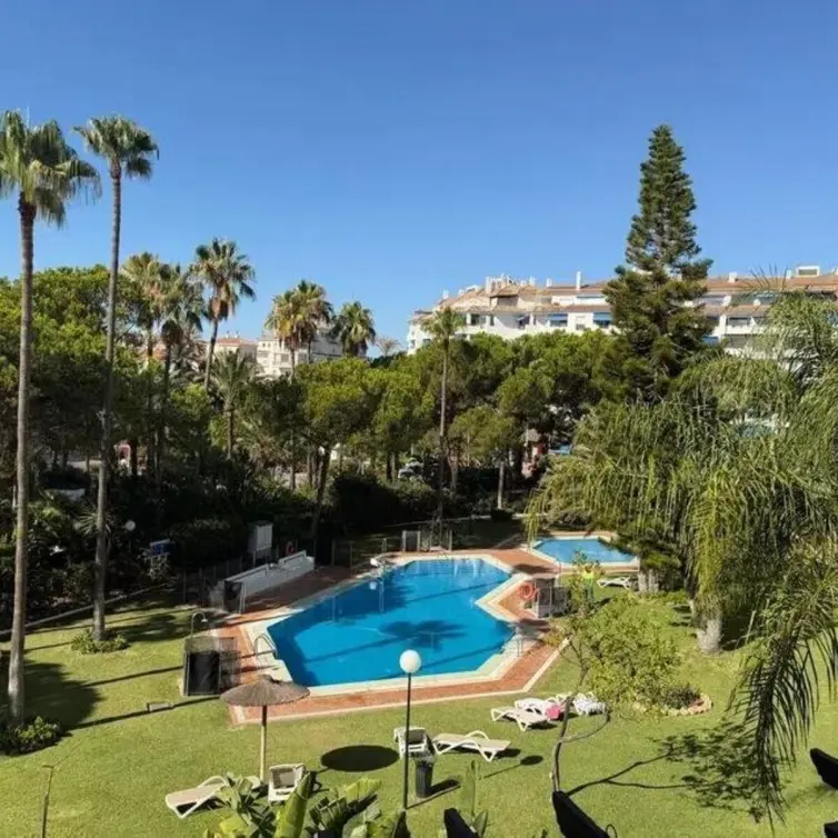 Sale of middle floor apartment in Puerto Banús