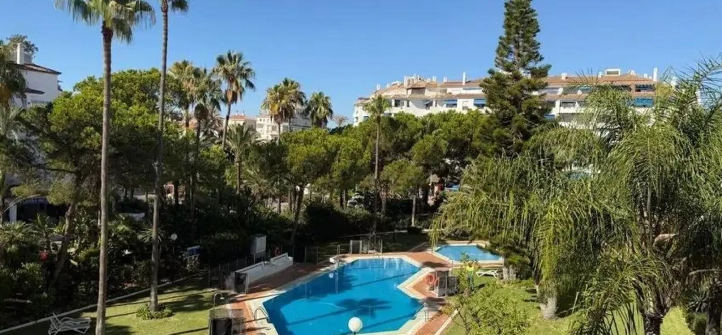 Sale of middle floor apartment in Puerto Banús 0