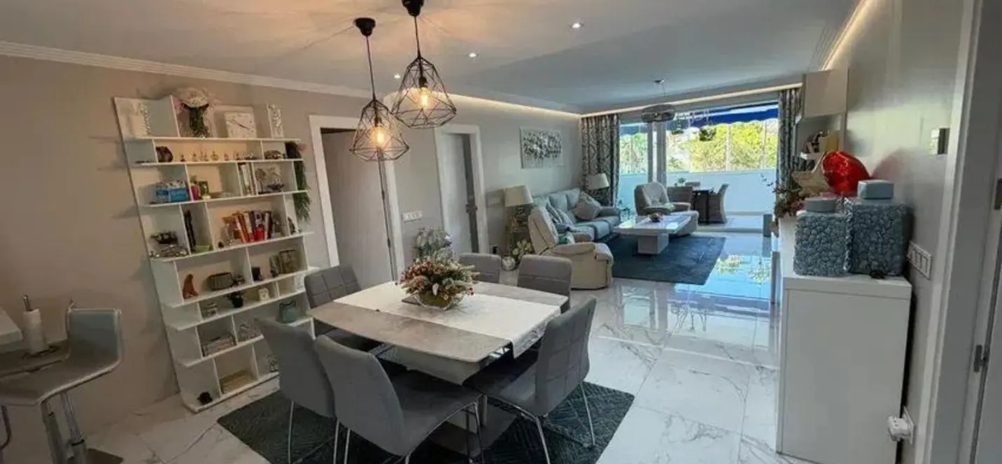 Sale of middle floor apartment in Puerto Banús 2