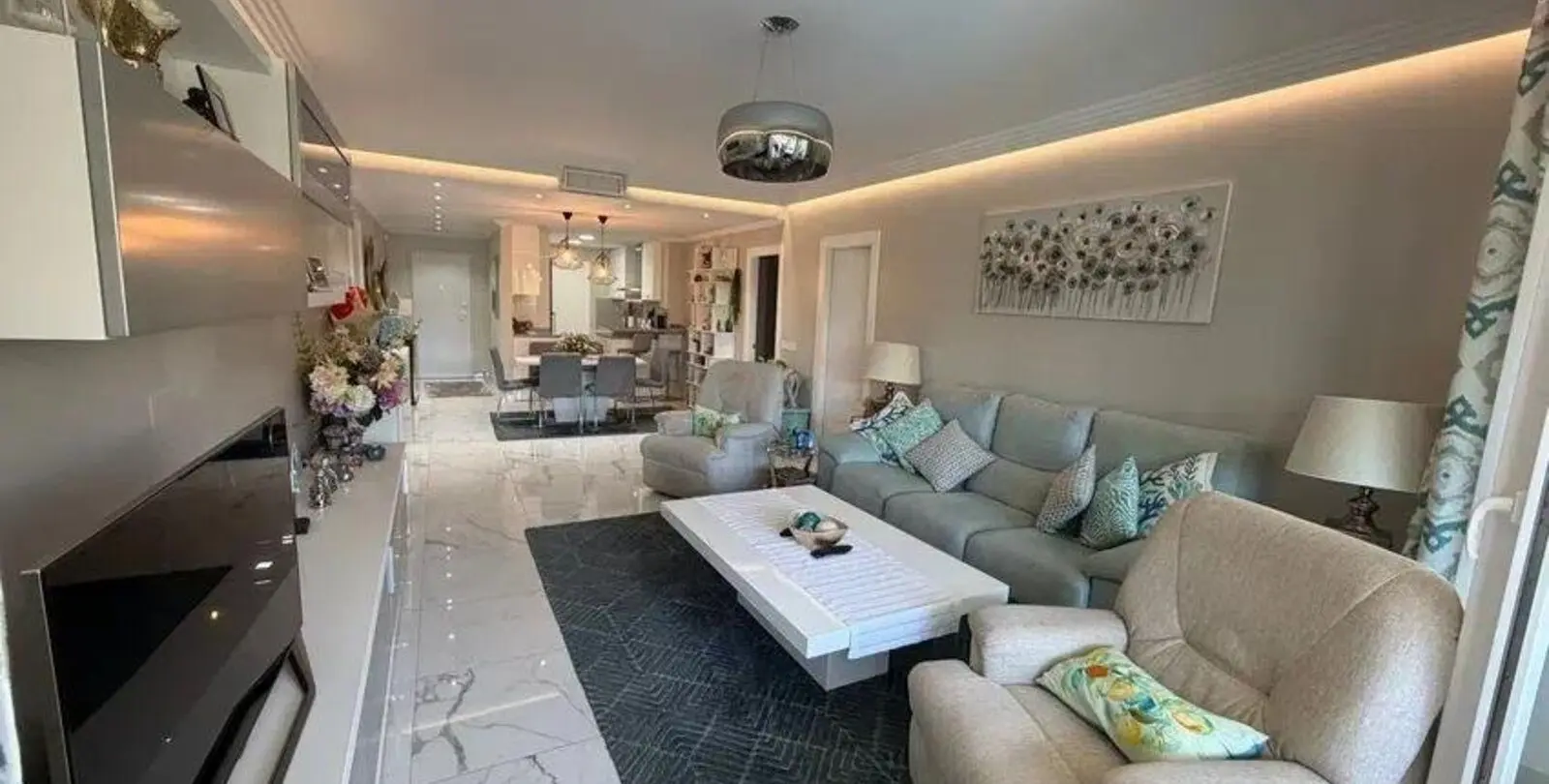 Sale of middle floor apartment in Puerto Banús 4