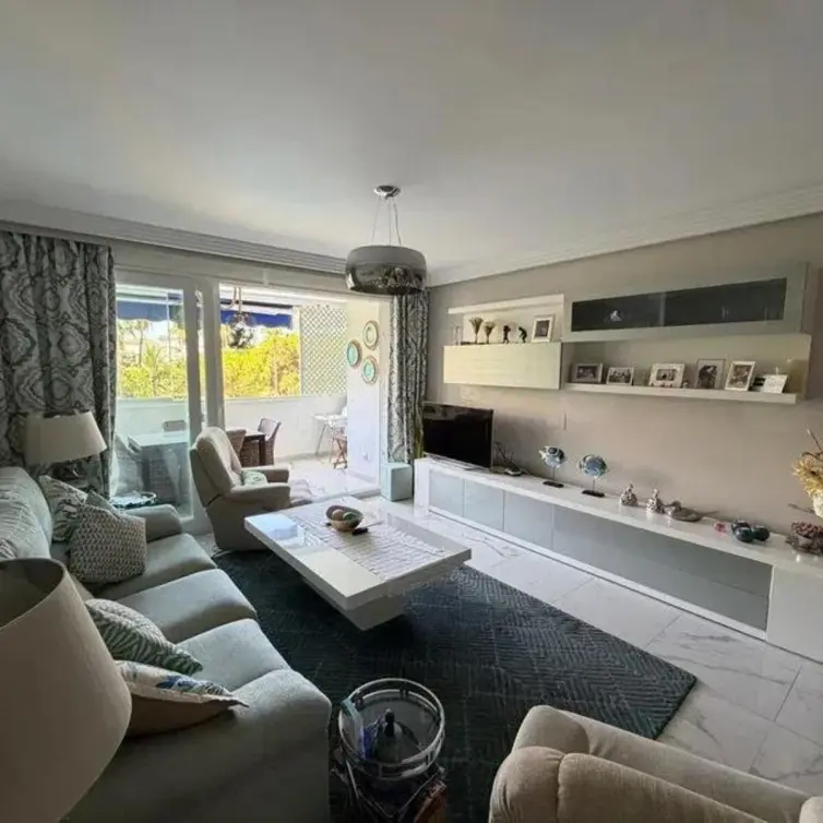 Sale of middle floor apartment in Puerto Banús