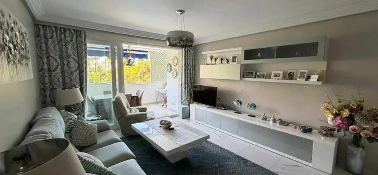 Sale of middle floor apartment in Puerto Banús 4