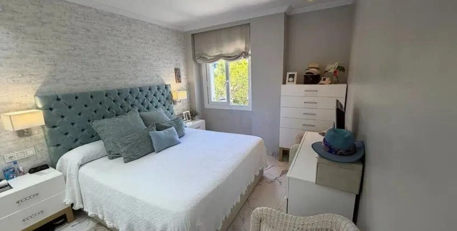 Sale of middle floor apartment in Puerto Banús 10