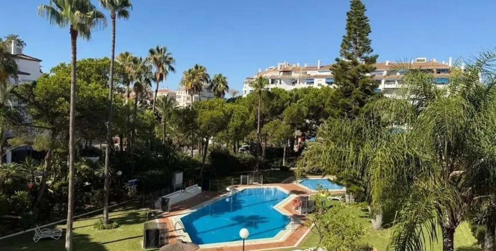 Venta de apartamento en planta media en Puerto Banús 1