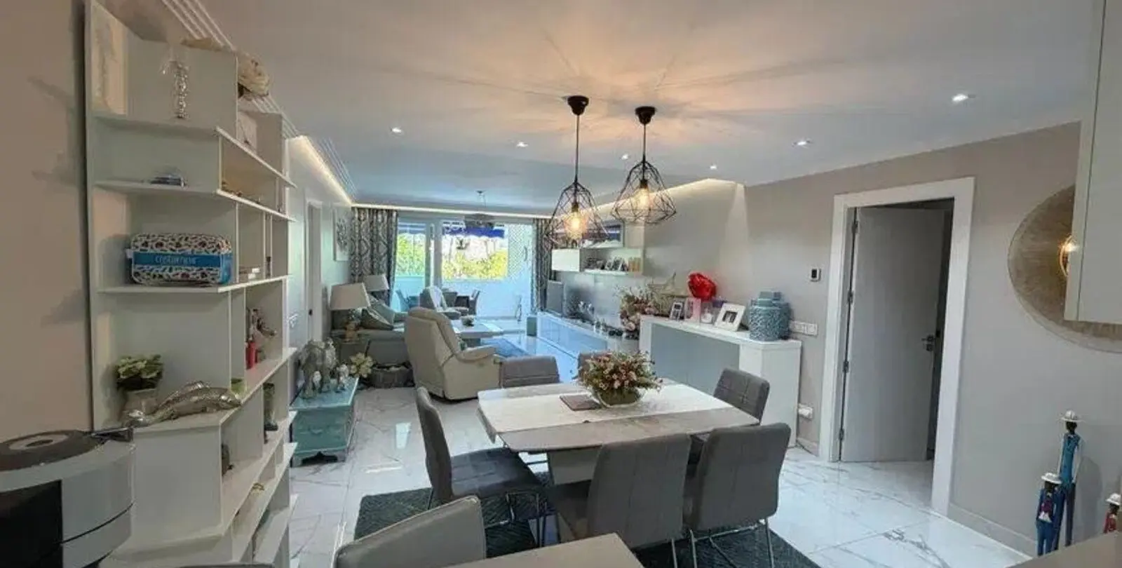 Venta de apartamento en planta media en Puerto Banús 2
