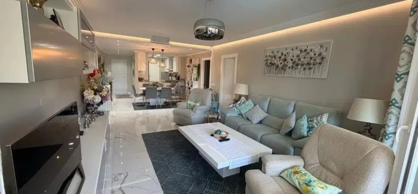 Sale of middle floor apartment in Puerto Banús 3
