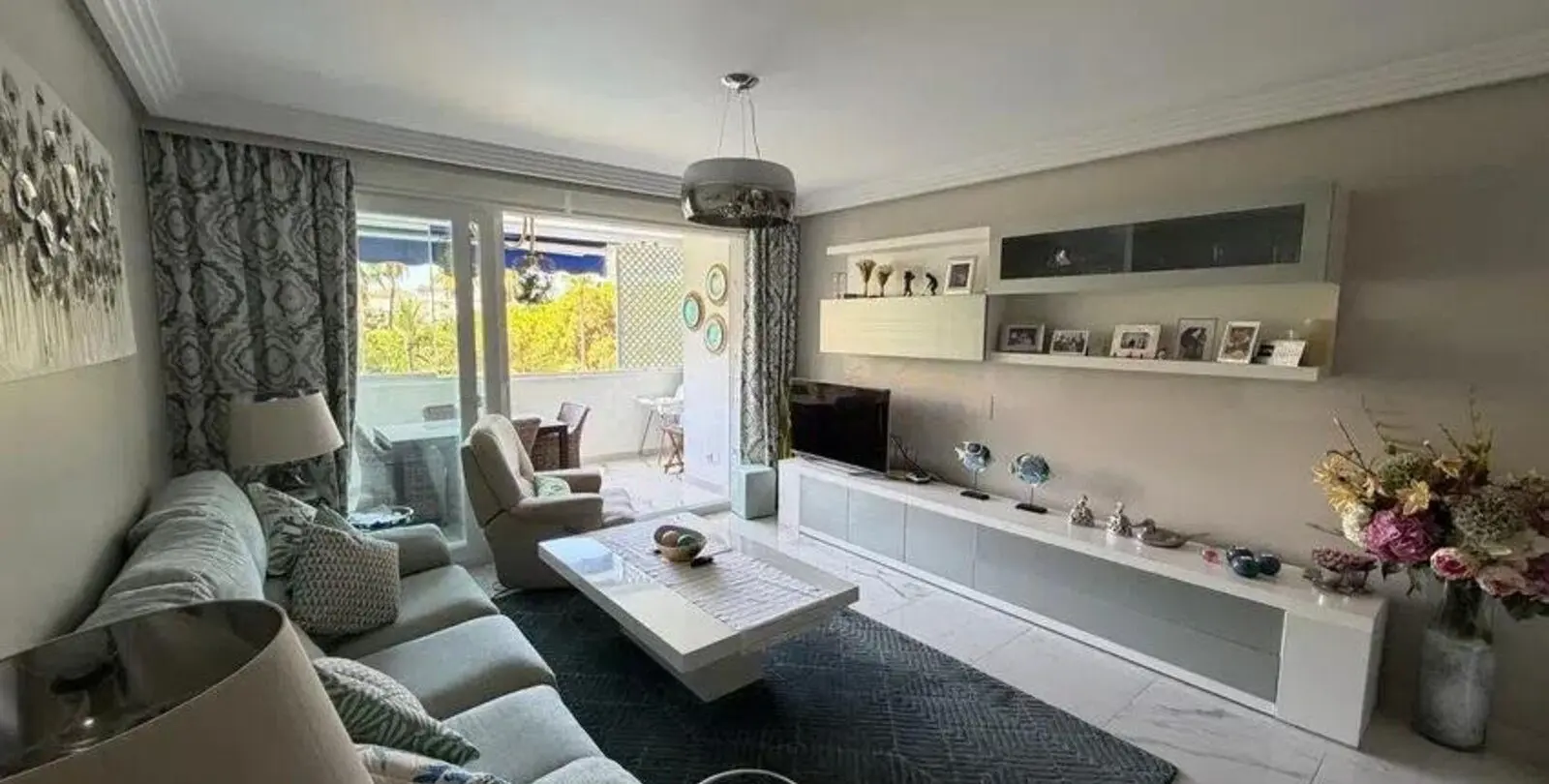 Venta de apartamento en planta media en Puerto Banús 5