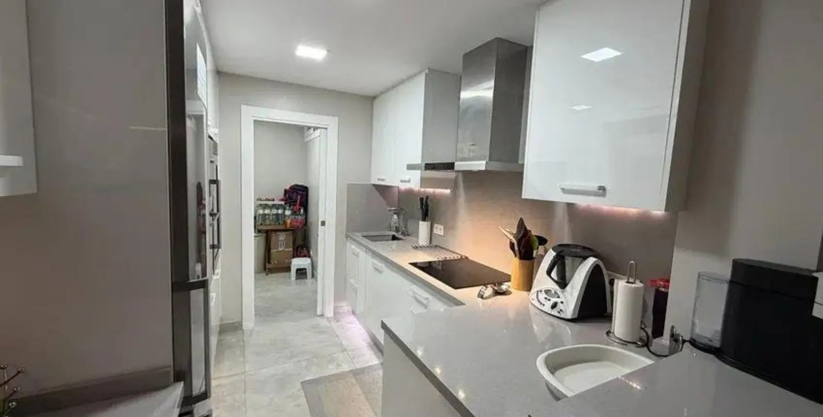 Venta de apartamento en planta media en Puerto Banús 6