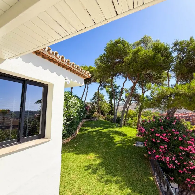 Sale of detached villa in Hacienda Las Chapas
