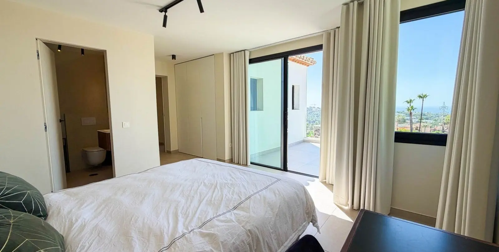 Sale of detached villa in Hacienda Las Chapas 33