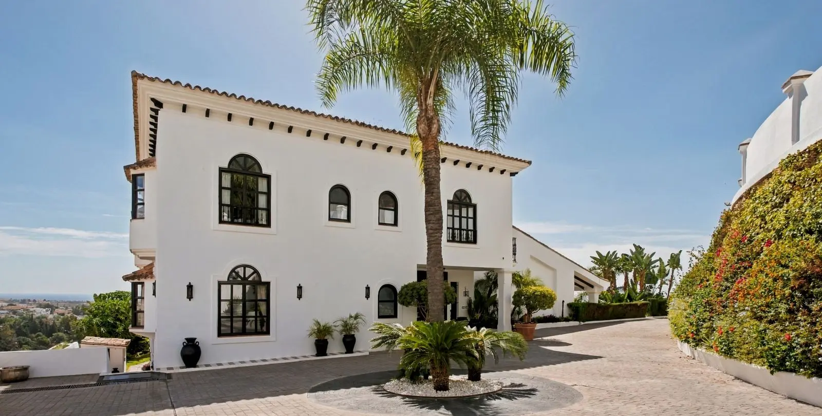Sale of detached villa in Benahavís 1