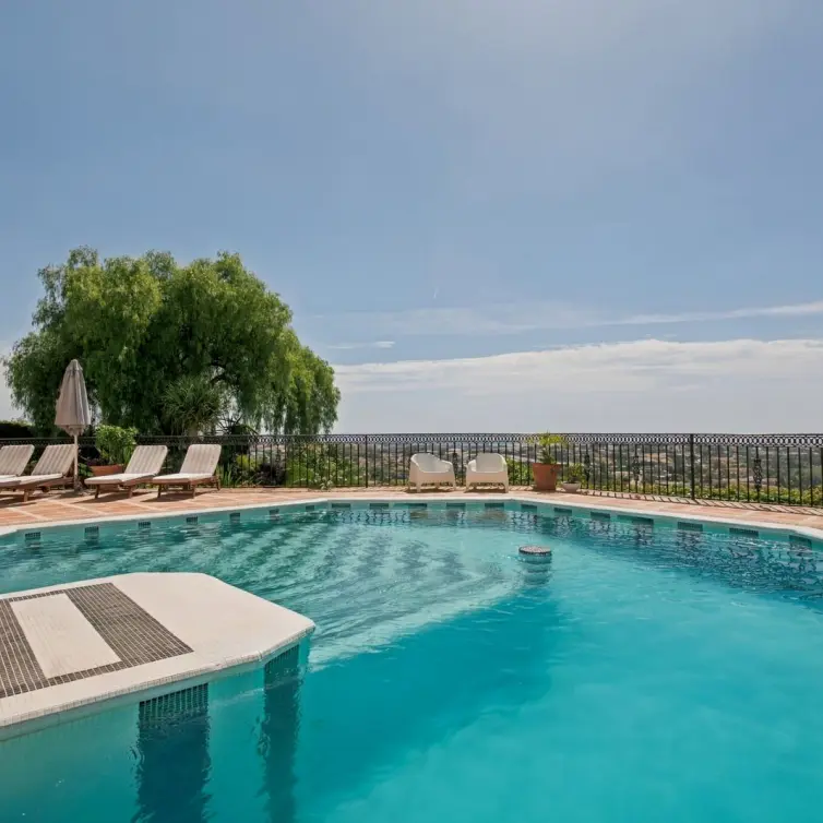 Sale of detached villa in Benahavís