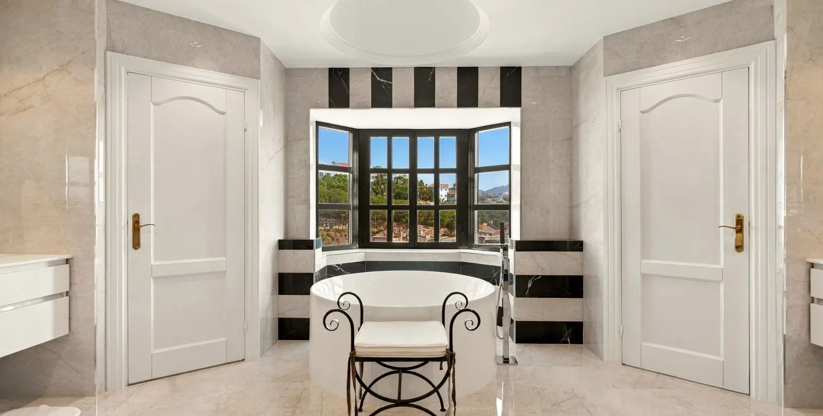 Sale of detached villa in Benahavís 23