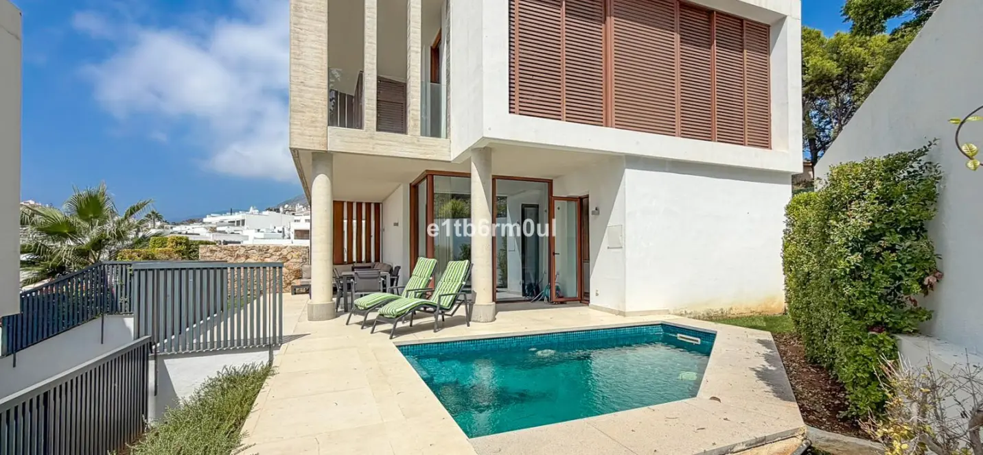 Sale of semi-detached house in The Golden Mile 0