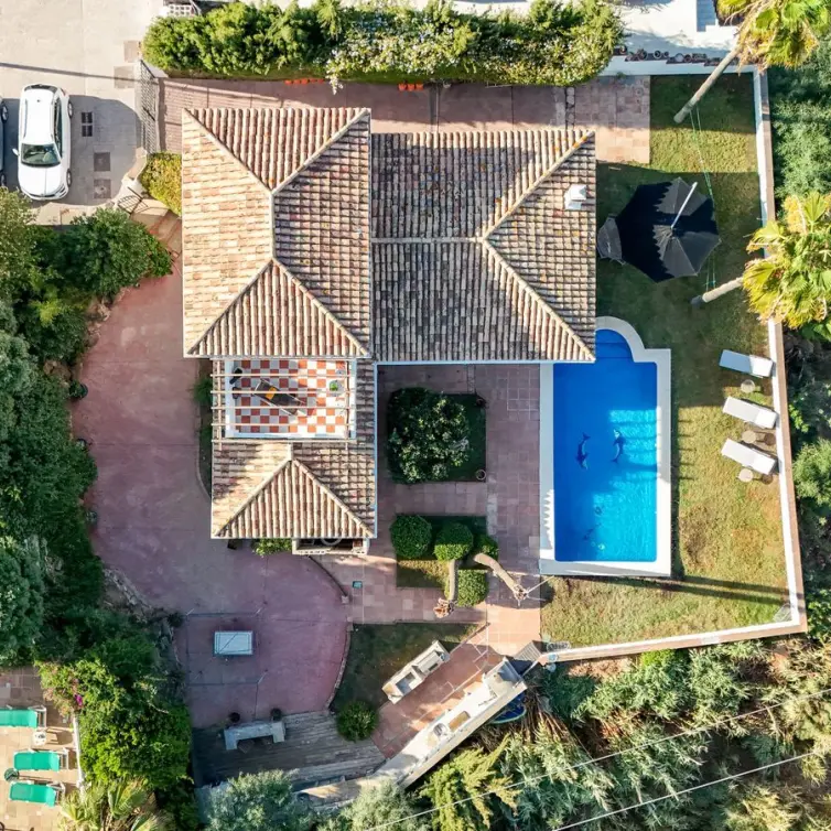 Sale of detached villa in Estepona