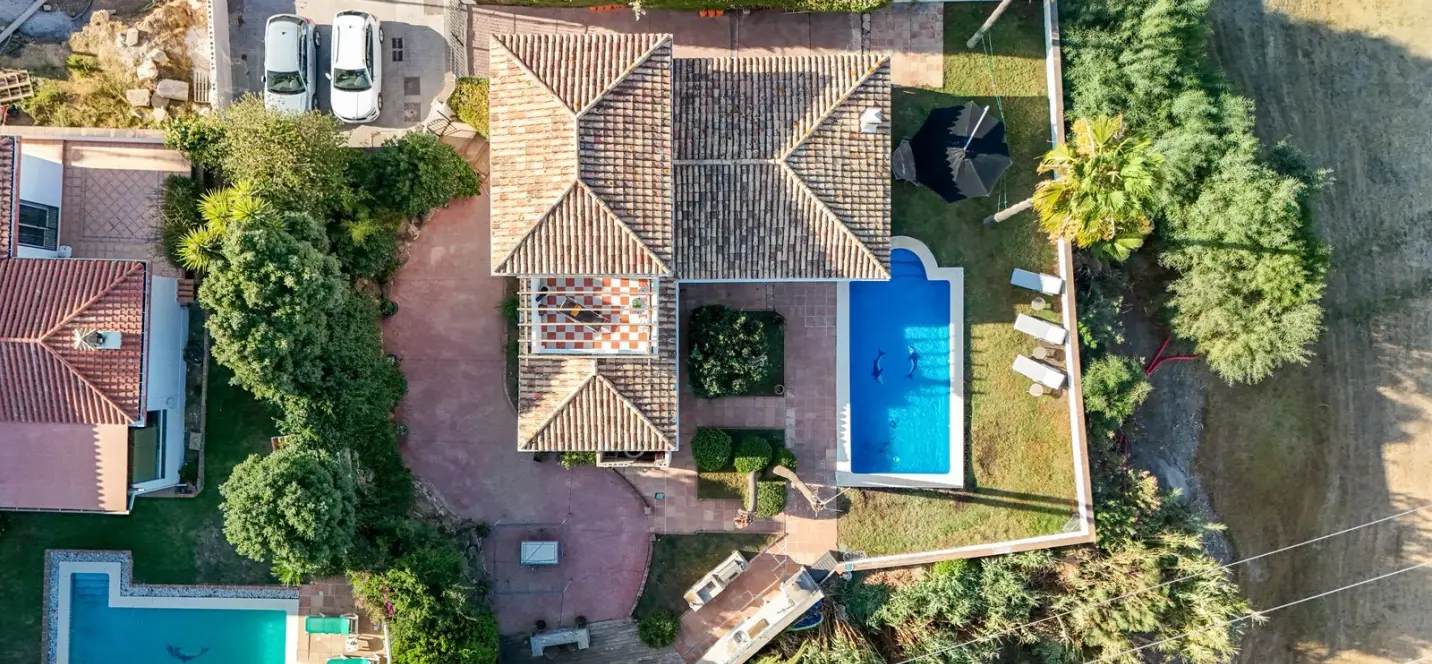 Sale of detached villa in Estepona 1