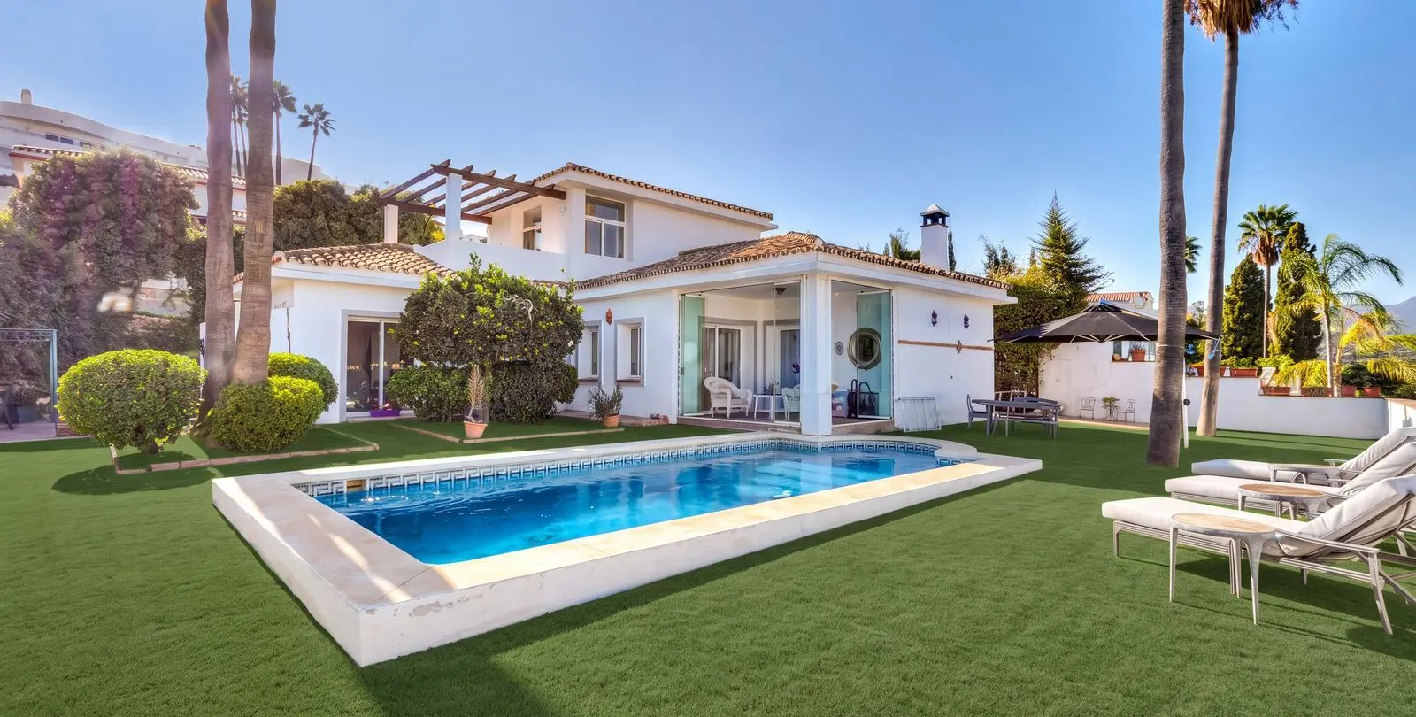 Sale of detached villa in Estepona 3