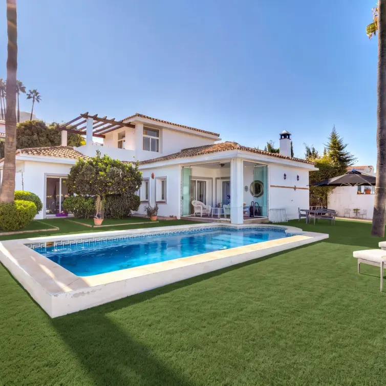 Sale of detached villa in Estepona