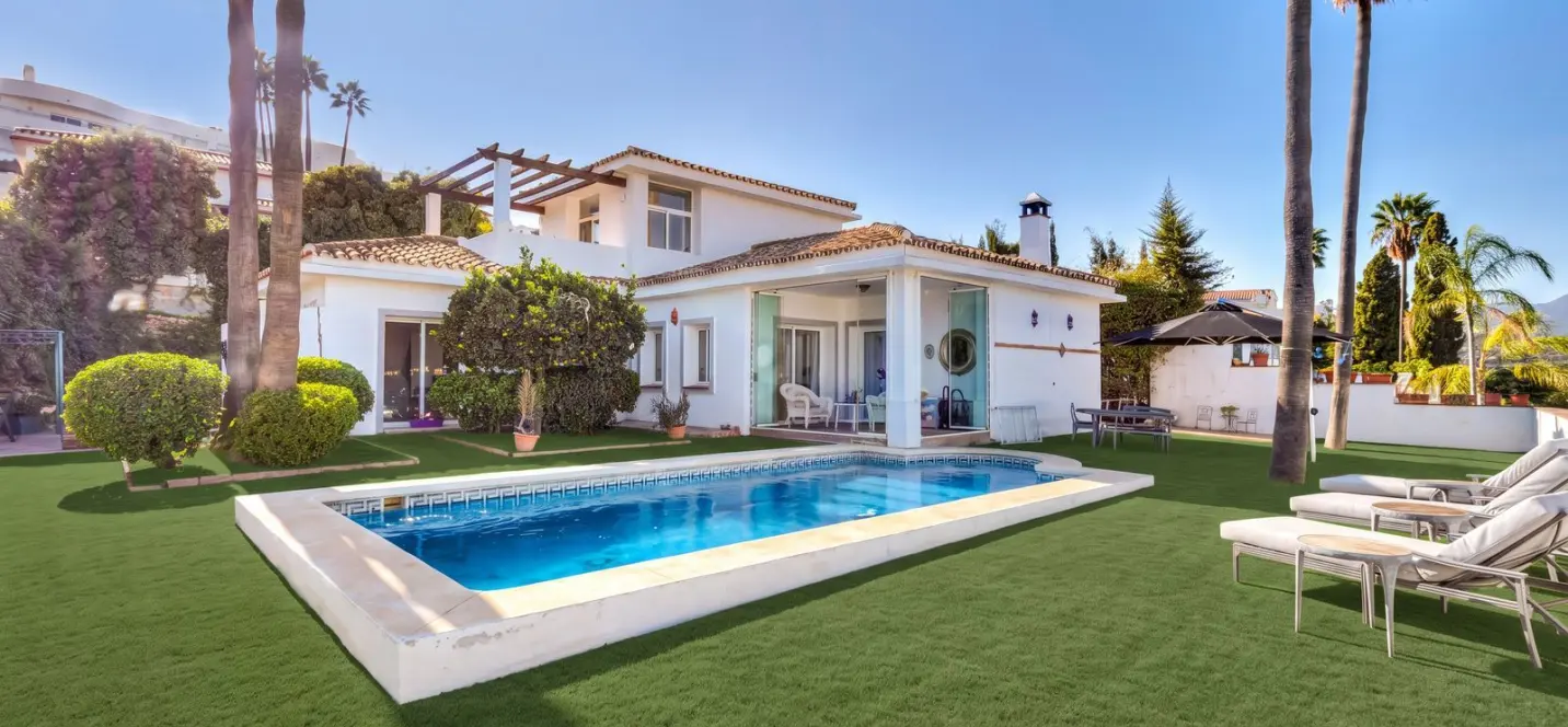 Sale of detached villa in Estepona 2