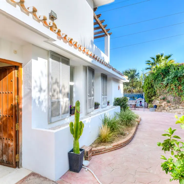 Sale of detached villa in Estepona