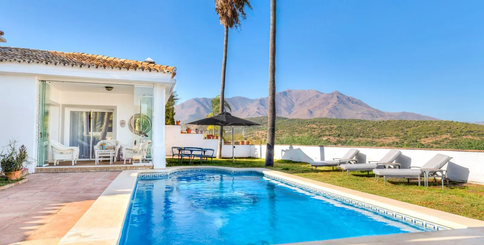 Sale of detached villa in Estepona 6