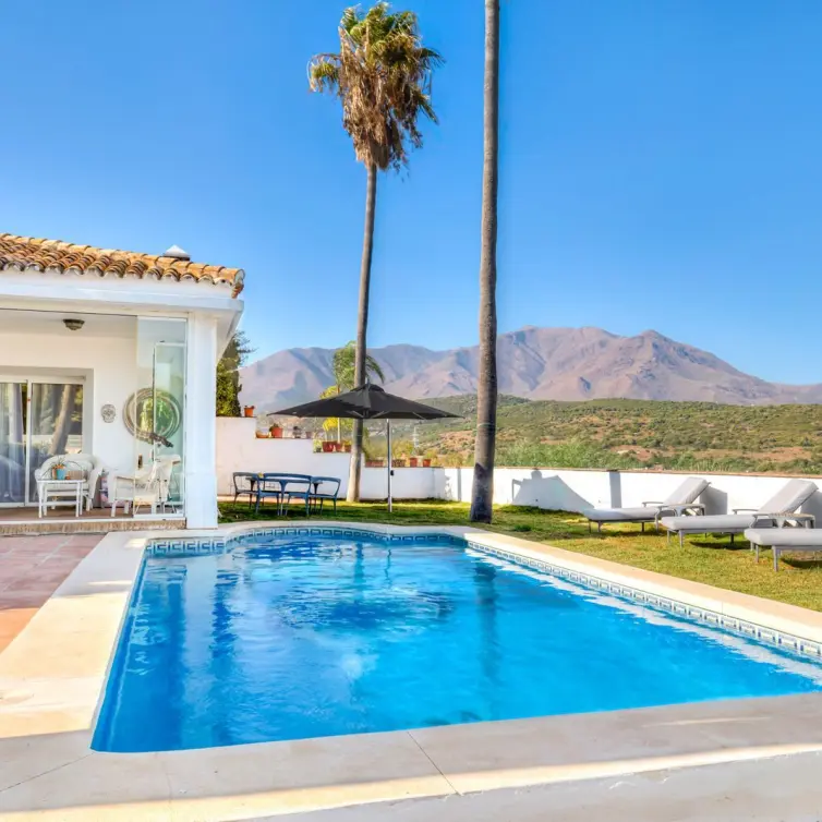 Sale of detached villa in Estepona