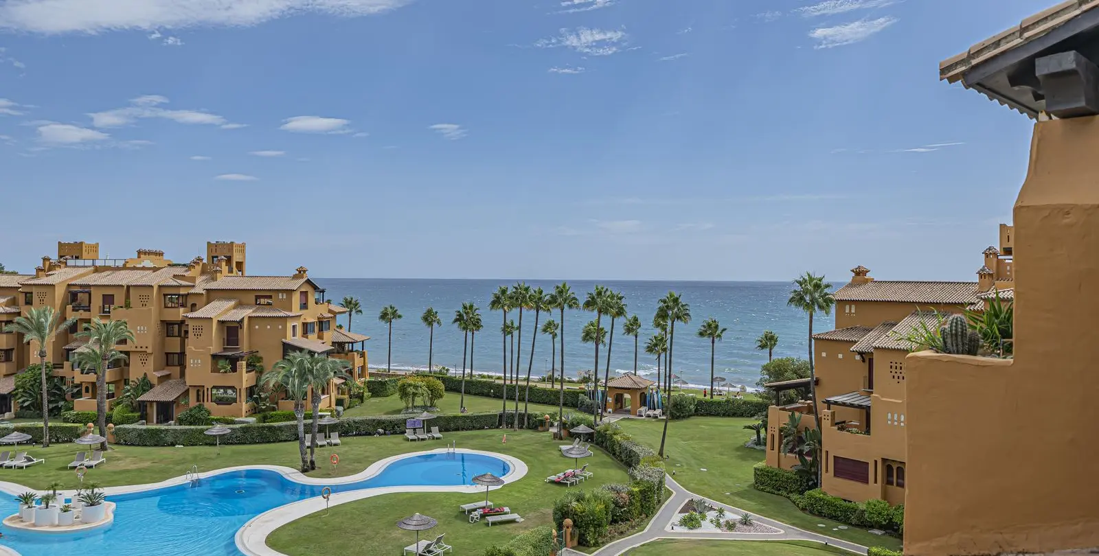 Venta de apartamento en planta media en New Golden Mile 1