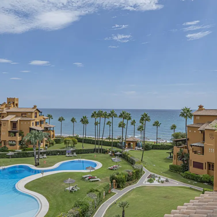 Venta de apartamento en planta media en New Golden Mile