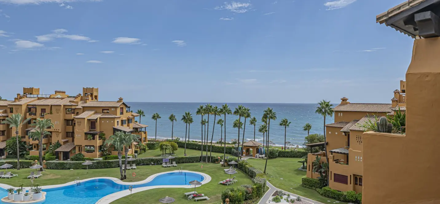 Venta de apartamento en planta media en New Golden Mile 0
