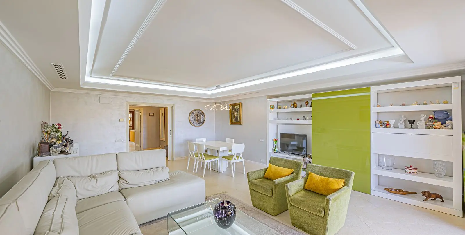 Venta de apartamento en planta media en New Golden Mile 2